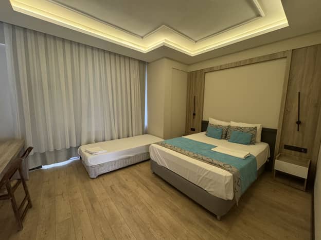 Göl Manzaralı Köşe Oda